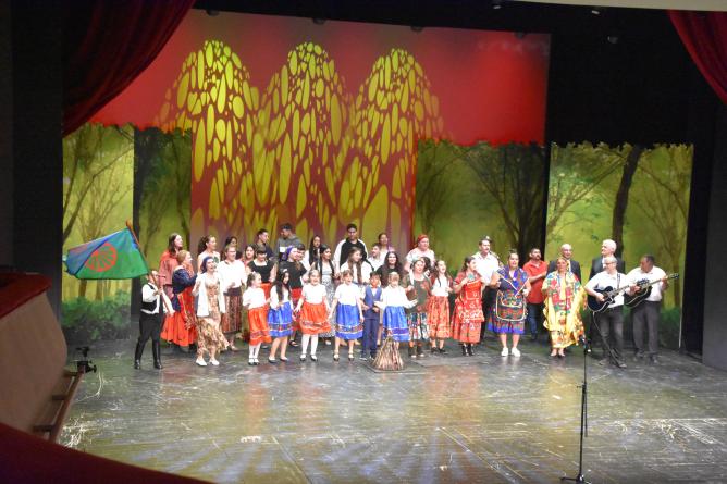 Fotó: A roma kultúra sokszínűségét mutatták meg a Szigligeti Színházban