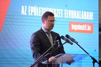 Raktárcsarnokot avatott Szolnokon a Miniszterelnökséget vezető miniszter